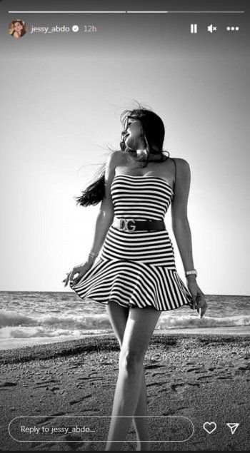 شاهد .. بالصور- حافية القدمين..جيسي عبدو على الشاطئ بفستان ابيض رائع