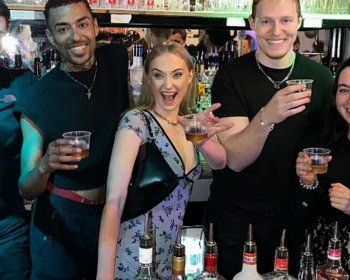 شاهد .. بالصور - صوفي تيرنر تحتفل بطلاقها من جو جوناس