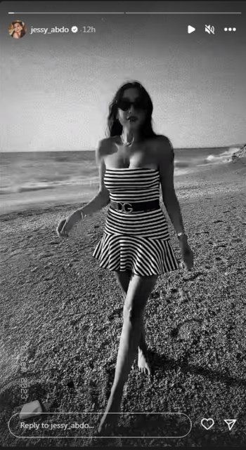 شاهد .. بالصور- حافية القدمين..جيسي عبدو على الشاطئ بفستان ابيض رائع
