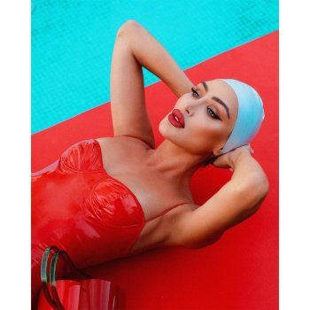 شاهد .. مايا دياب تستلقي بملابس سباحة .. وتميز إطلالتها يلفت الانظار