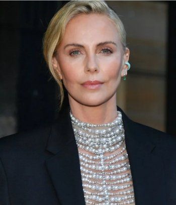 شاهد .. بالصور - تشارليز ثيرون مثال للأناقة في ثيابها المرصعة باللؤلؤ