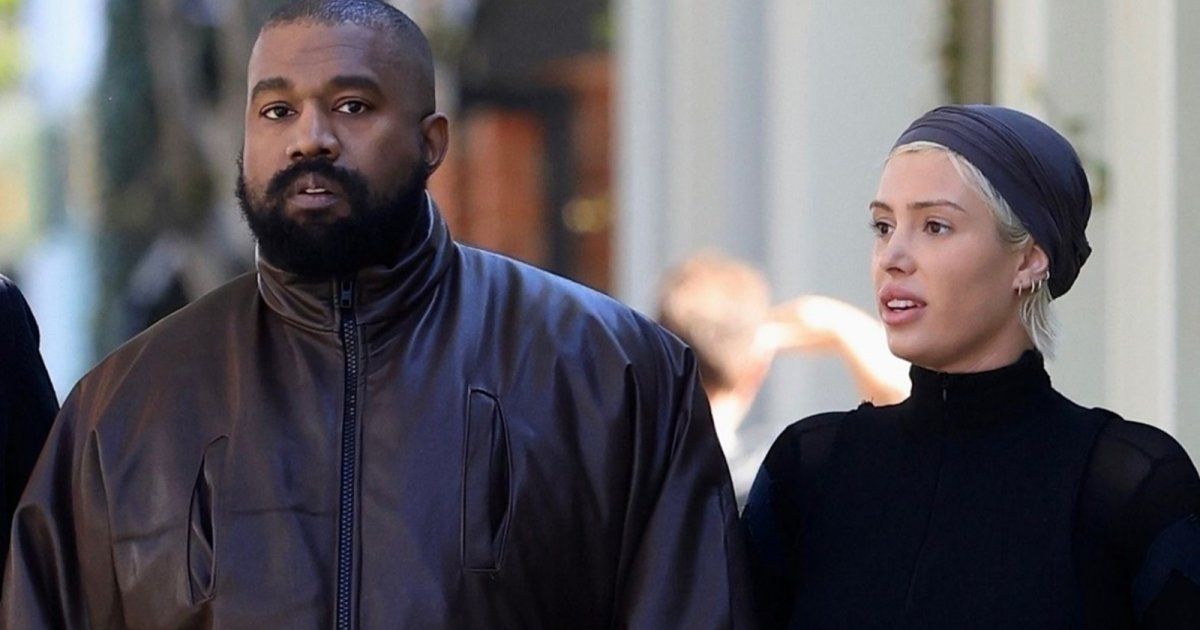 شاهد .. بمشهد صادم.. زوجة كانيي ويست تسير في الشارع شبه عارية