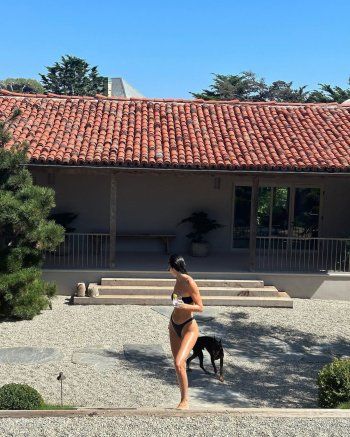 شاهد .. بالصور- مع كلبها بالمايوه.. كيندال جينر تستعرض رشاقة جسدها بأجواء صيفية