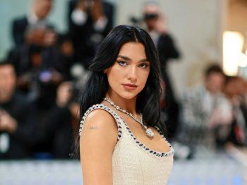 شاهد .. بجمالها وصوتها الرائع.. هذه الطفلة الصغيرة أصبحت نجمة من الصف الأول