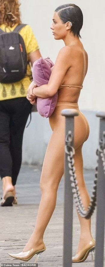 شاهد .. بمشهد صادم.. زوجة كانيي ويست تسير في الشارع شبه عارية