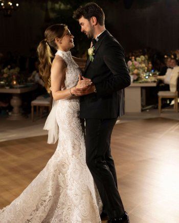 شاهد .. نجمة تركية حسناء حامل بطفلها الأول