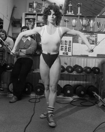 شاهد .. بالصور - أول محترفة في كمال الأجسام للسيدات تتوفى عن عمر يناهز 70 عاماً