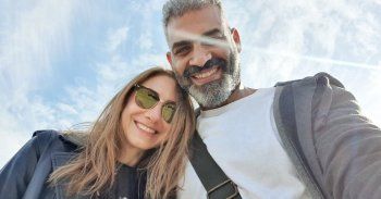 شاهد .. برومانسية بالغة.. ديامان بو عبود تحتفل بعيد ميلاد زوجها هاني عادل