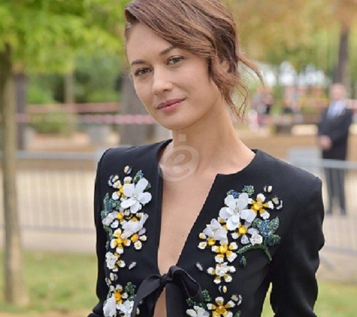 شاهد .. بالصورة - أولغا كوريلنكو تتألق بالأسود خلال مهرجان البندقية السينمائي