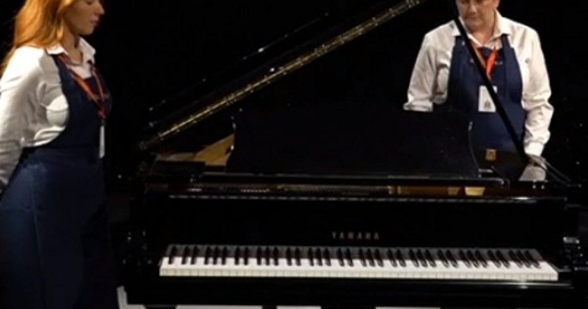 شاهد .. بيانو فريدي ميركوري يحقق هذا الرقم في مزاد علني