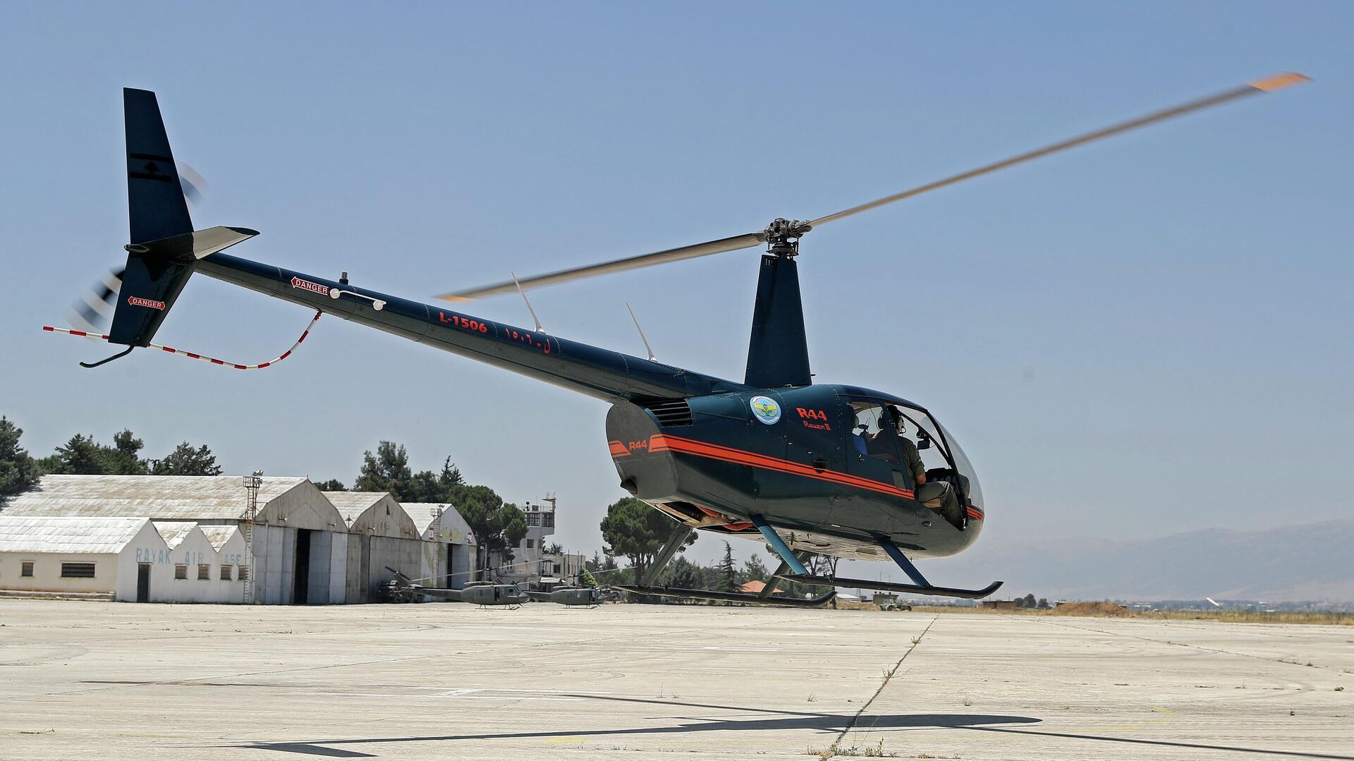 انتشال جثمان الطيار الثاني من الطائرة العمودية التي سقطت قبالة دبي