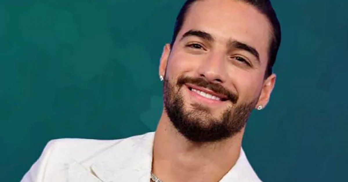 شاهد .. شخص يرمي عكاز على مالوما أثناء غنائه.. وردة فعله ذكية للغاية- بالفيديو