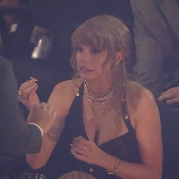 شاهد .. تايلور سويفت في مأزق بعد أن كسرت خاتم ثمنه 12 ألف دولار .. والكاميرات تلتقط ردة فعلها