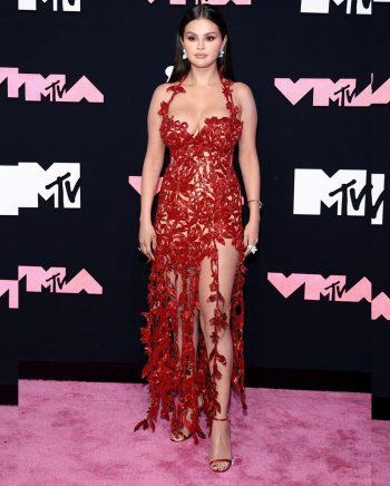 شاهد .. بالصور - بفستان شفاف تعود سيلينا غوميز إلى السجادة الحمراء