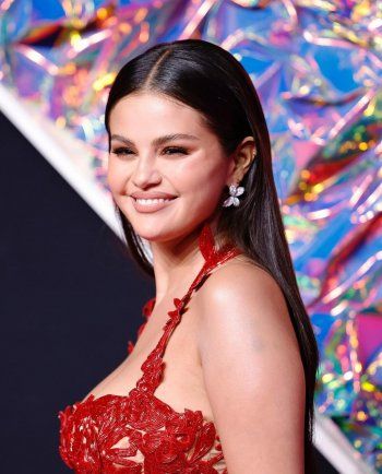 شاهد .. بالصور - بفستان شفاف تعود سيلينا غوميز إلى السجادة الحمراء