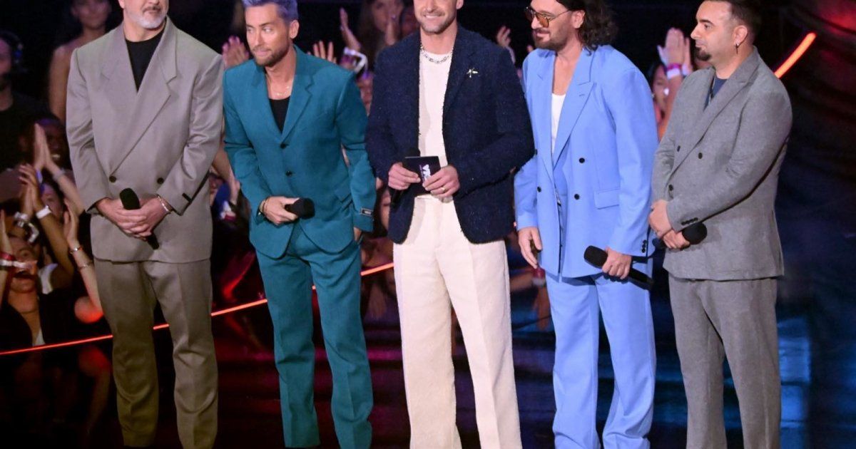 شاهد .. بالفيديو - بلحظة لا تصدق "NSYNC" يجتموا من أجل تايلور سويفت وهكذا كانت ردت فعلها