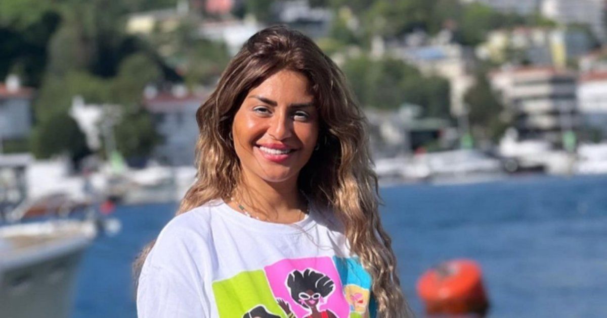 شاهد .. بالصور- من شوارع بارسي.. منة فضالي تخطف الانظار بالكاجوال الأبيض