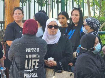 شاهد .. بالصور- وصول جثمان الممثلة كريمان إلى مسجد مصطفى محمود