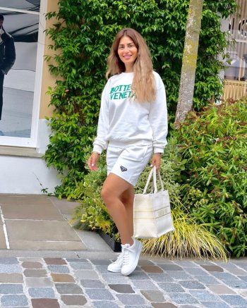 شاهد .. بالصور- من شوارع بارسي.. منة فضالي تخطف الانظار بالكاجوال الأبيض