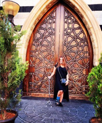 شاهد .. بالصورة- "مايقع إلا الشاطر".. إليكم أول ظهور لـ دنيا عبد العزيز بعد الإصابة