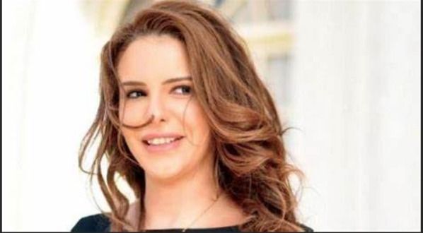 دنيا عبد العزيز ماشية بالعكاز : مكنش يومك ياشابة