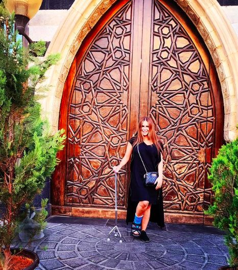 دنيا عبد العزيز ماشية بالعكاز : مكنش يومك ياشابة