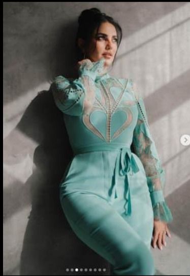 ع الرايق .. درة عملت من قلبها فستان – شاهد