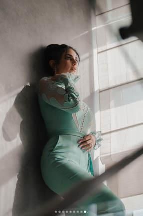 ع الرايق .. درة عملت من قلبها فستان – شاهد