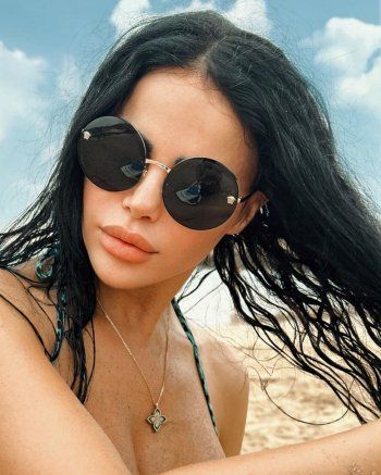 شاهد .. ليال عبود تستمتع بآخر أيام الصيف على البحر ببيكيني أزرق منقط-بالصور