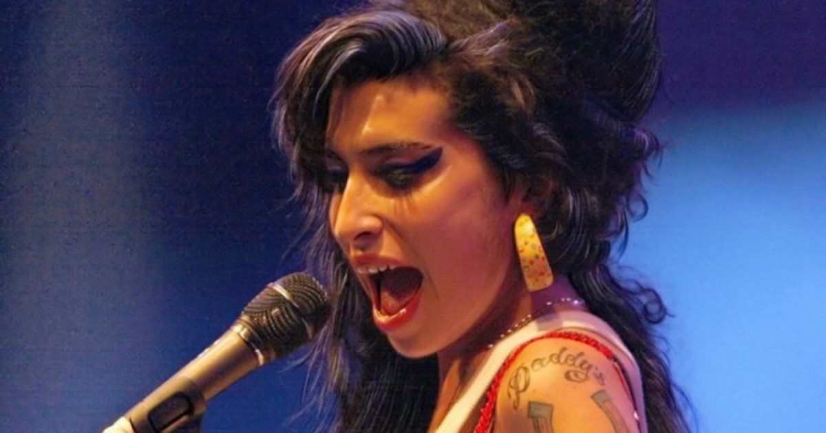 شاهد .. إيمي واينهاوس هكذا بدأت مسيرتها.. وهكذا قتلها الحب