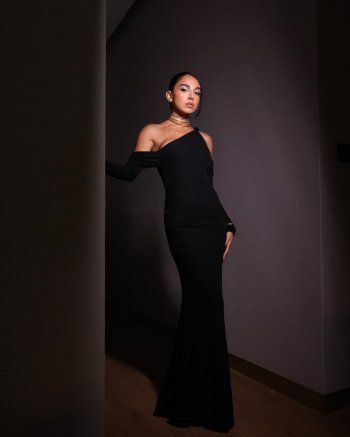 شاهد .. بالصور- بالأسود الداكن.. سلمى أبو ضيف تتألق بفستان سواري رائع