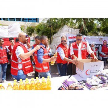 شاهد .. تامر حسني يهبّ للمشاركة في توزيع المساعدات للشعبين المغربي والليبي-بالصور