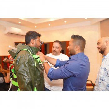 شاهد .. تامر حسني يهبّ للمشاركة في توزيع المساعدات للشعبين المغربي والليبي-بالصور