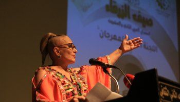 شاهد .. بالصور - عبير عيسى بتسريحة غريبة فهل تعاني من مرض؟