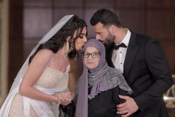 شاهد .. بالصور- بيعد وفاة جدته..ميرنا نور الدين تواسي زوجها بكلمات مؤثرة