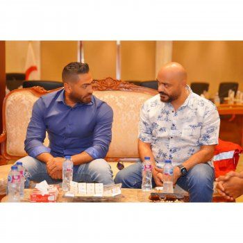 شاهد .. تامر حسني يهبّ للمشاركة في توزيع المساعدات للشعبين المغربي والليبي-بالصور