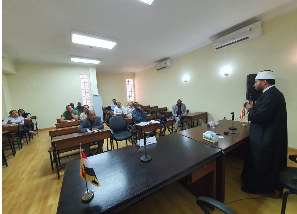 هاني تمام يلقي محاضرة ” التعامل مع الفضاء الإلكتروني من المنظور الشرعي”