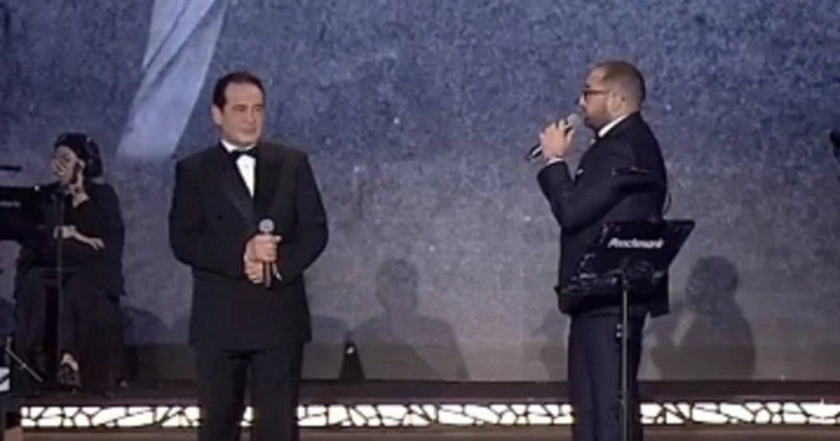 شاهد .. لحظة مؤثرة أحمد ثروت يشارك والده محمد ثروت المسرح وهذه الأغنية التي وقع عليها الإختيار