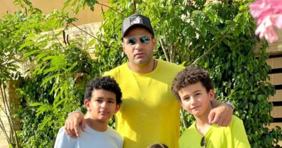 شاهد .. بفيديو من الذكرايات واللحظات الجميلة.. محمد نور يعايد ولديه التوأم بعيد ميلادهما