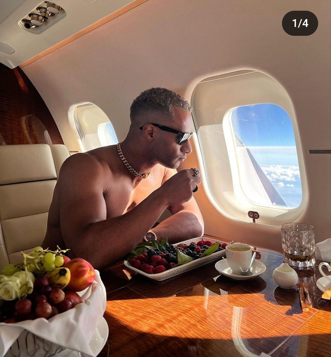 محمد رمضان قالع علي طول في الطائرة : اوعي تبرد