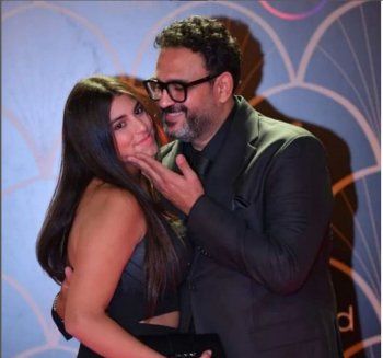 شاهد .. بالصورة- بقبلة وكلمات من الحب..أكرم حسني يعايد إبنته بعيد ميلادها في يوم ميلاده