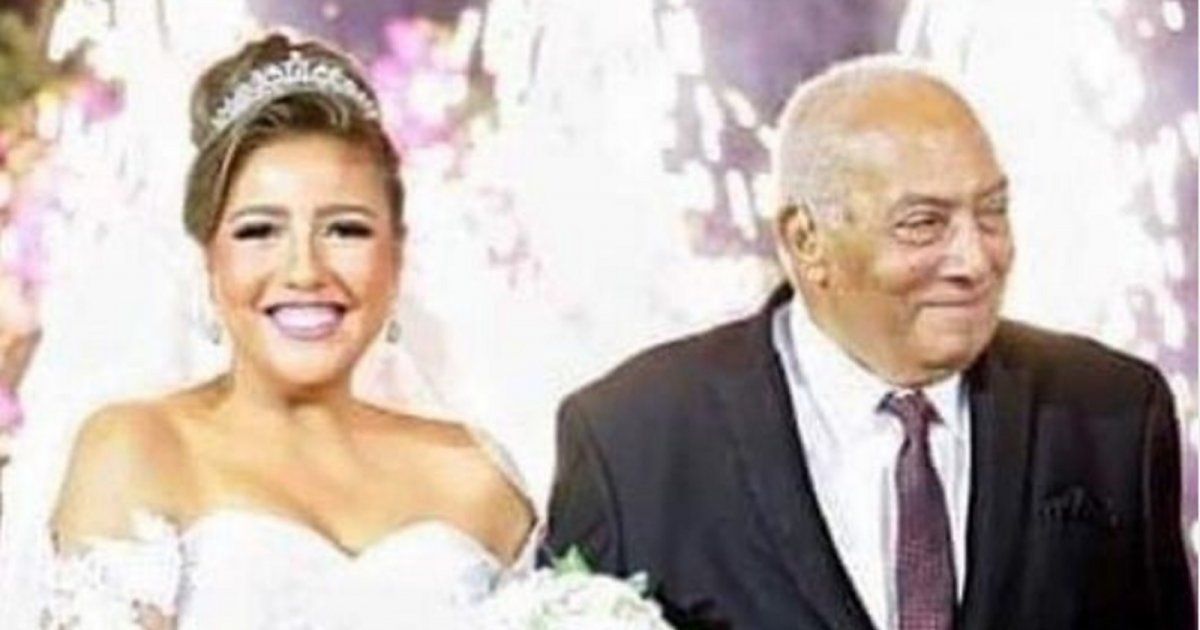 شاهد .. بصورة من الطفولة..مي كساب تستذكر والدها بهذه الكلمات المؤثرة