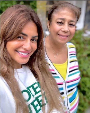 شاهد .. بالصورة- من شوارع باريس.. منة فضالي تستمتع بإجازتها مع أمها