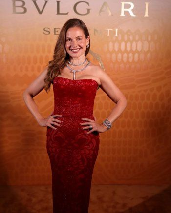 شاهد .. ريا أبي راشد بفستان أحمر شفاف خلال حضورها حفل Bulgari