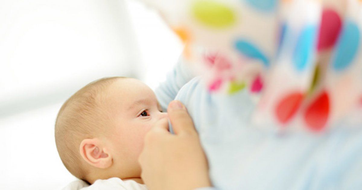 شاهد .. ممثلة شهيرة تفاجئ الجمهور : أرضعت أخي رضاعة طبيعية بطلب من والدتي