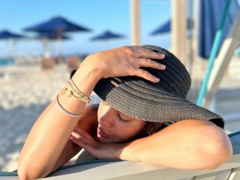 شاهد .. ميرهان حسين تودّع الصيف وتستجم بالمايوه على البحر-بالصور