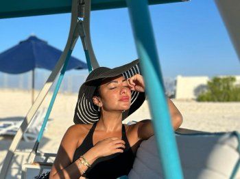 شاهد .. ميرهان حسين تودّع الصيف وتستجم بالمايوه على البحر-بالصور