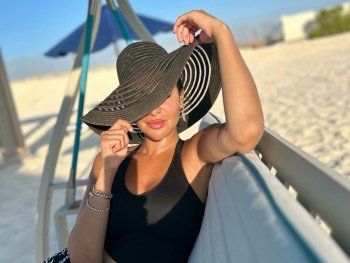 شاهد .. ميرهان حسين تودّع الصيف وتستجم بالمايوه على البحر-بالصور