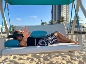 شاهد .. ميرهان حسين تودّع الصيف وتستجم بالمايوه على البحر-بالصور