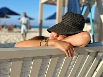 شاهد .. ميرهان حسين تودّع الصيف وتستجم بالمايوه على البحر-بالصور